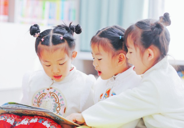 在“世界讀書日”來臨之際，高臺(tái)縣第四幼兒園孩子在參加“共讀一本書”活動(dòng).jpg