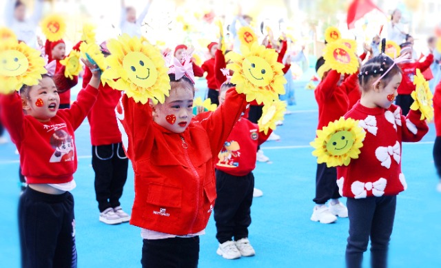 幼兒演唱紅歌《我和我的祖國》為祖國媽媽送上生日祝福。賀建花 攝.jpg