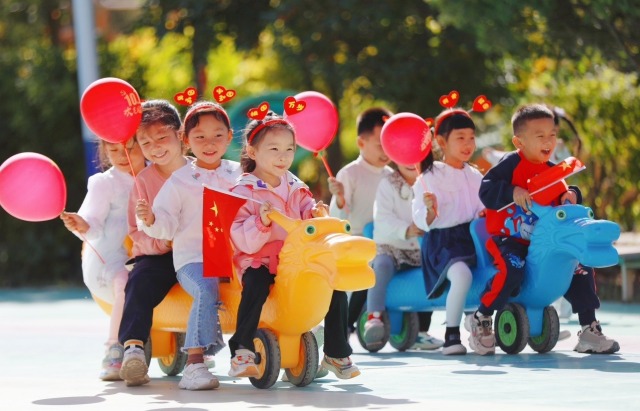 圖為高臺縣第三幼兒園舉行“賽龍舟”游戲，慶祝祖國媽媽生日1.JPG