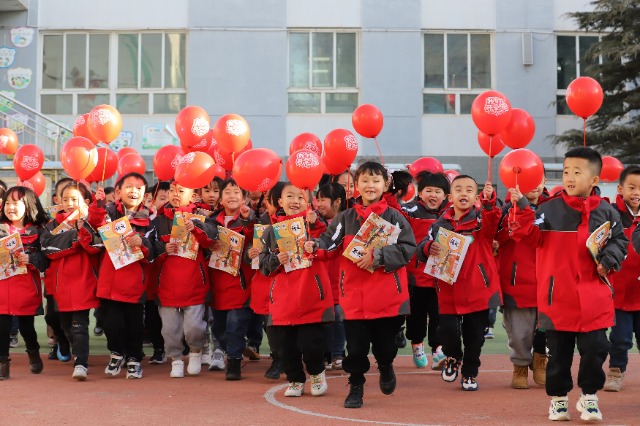 01——2月19日，甘肅省平?jīng)鍪嗅轻紖^(qū)西大街小學教育集團，學生們領取到新課本后在校園里高興地奔跑。.JPG