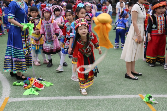 南寧市星湖小學(xué)一、二年級的學(xué)生開展了壯族競技項(xiàng)目“背簍繡球”.JPG