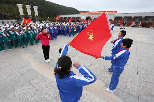 09——5月26日，甘肅省平?jīng)鍪嗅轻紖^(qū)西大街小學(xué)教育集團(tuán)在六盤(pán)山紅軍長(zhǎng)征紀(jì)念館舉行少先隊(duì)員入隊(duì)儀式。.JPG