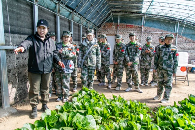 師生在第六埠村蔬菜大棚，了解蔬菜種植過程和常見病蟲害防治等知識(shí)。.jpg