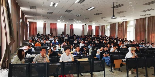 “高教伴你學·專家進校園”系列活動走進昆明理工大學 .jpg