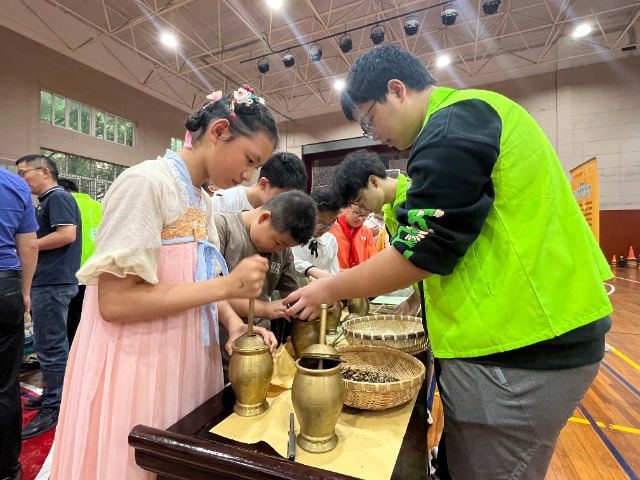 寧波市鎮(zhèn)安小學學生在大學生的帶領(lǐng)下認識中草藥 學校供圖.JPG