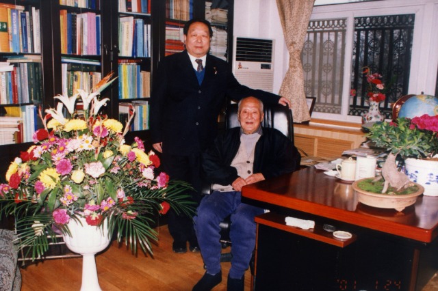 2001年2月，李德仁給導師王之卓拜年.jpg